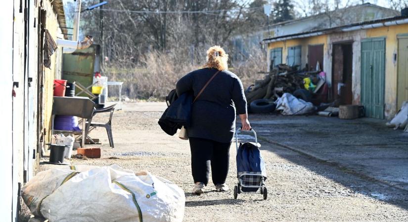 Pislákoló fények villognak, füstöt és mozgást látni az elhagyatott szolnoki garázssoron