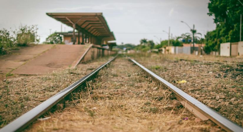 Nem lehet büntetőeljárás alá vonni azt a 13 éves fiút, aki a villamos elé lökte iskolatársát