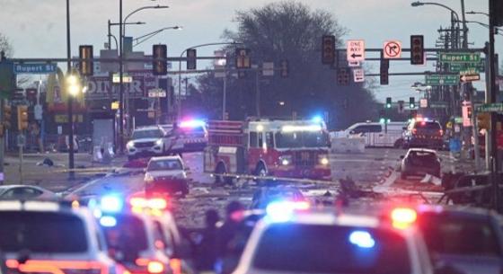 Egy autójában utazó ember is meghalt a philadelphiai repülőbalesetben, miután ráesett a roncs