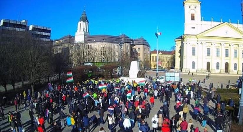 Bruti első feladata az volt, hogy utcára vigyen több tízezer debrecenit