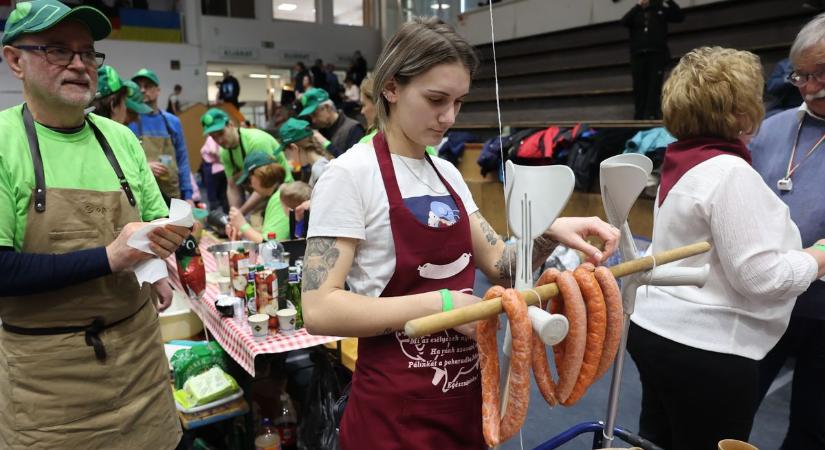 A komlói kolbász felülmúlja a békéscsabait, a baranyai lányok pedig a legszebbek! (GALÉRIA, VIDEÓ)