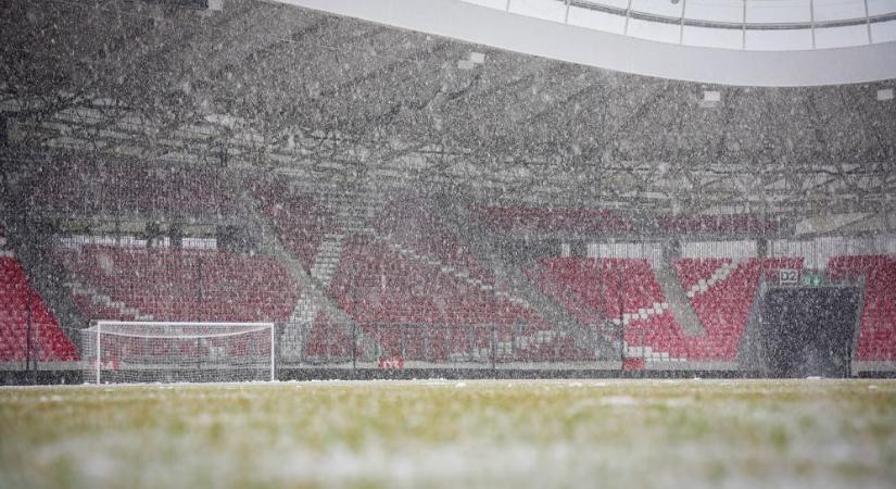 NB I: színes labdával hófociznak Debrecenben