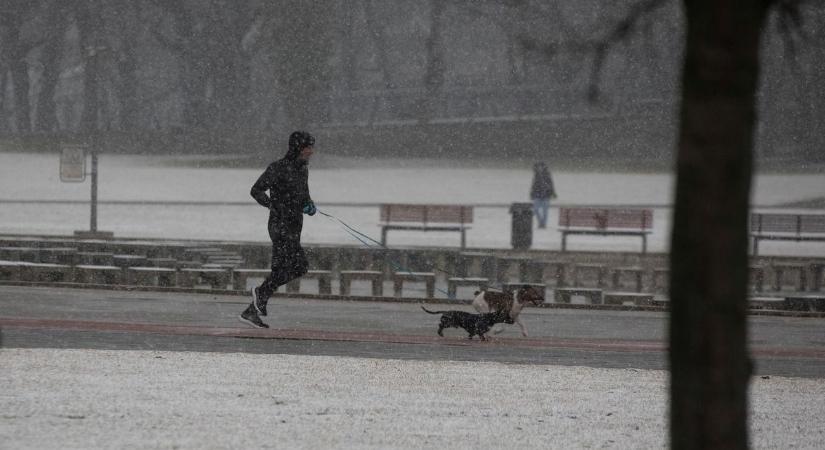 Úton a hóeltakarító gépek Debrecenben