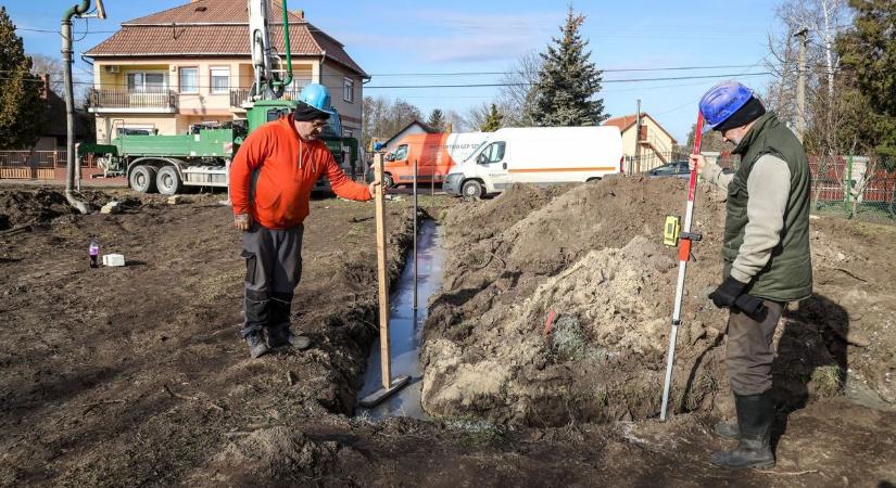 Közel száznegyven millióból épülnek szociális bérlakások Abonyban