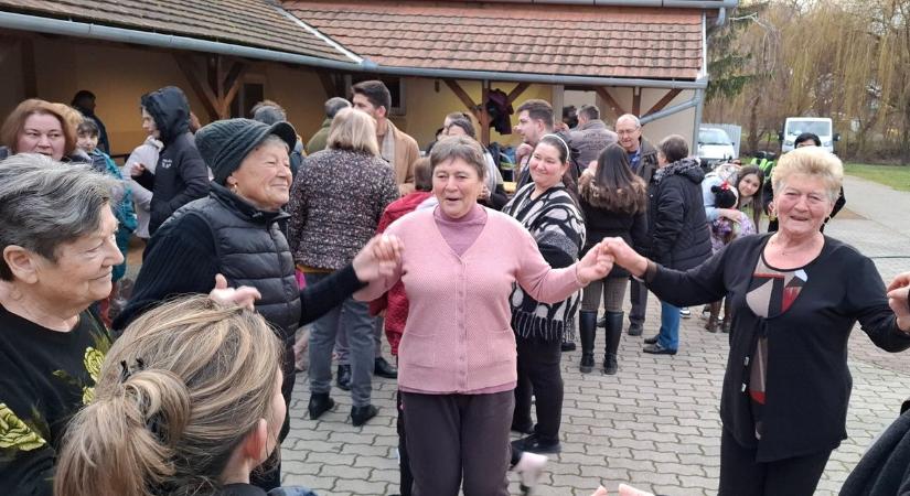 Körbetáncolták a jó munkát végzett bölléreket az első hagyományteremtő disznóvágáson – galériával