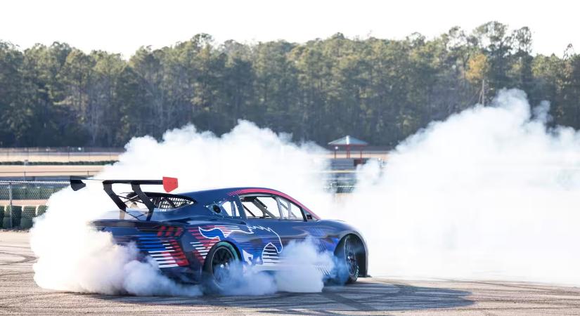 A Ford nem áll le, készül a NASCAR és Pikes Peak Mustang Mach-E