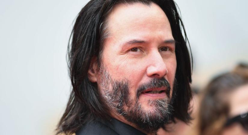 Keanu Reeves elhagyja a brutális akcióhős imázsát, ami a John Wick-et sikerre vitte – új filmjében a komikus oldalát hozza vissza