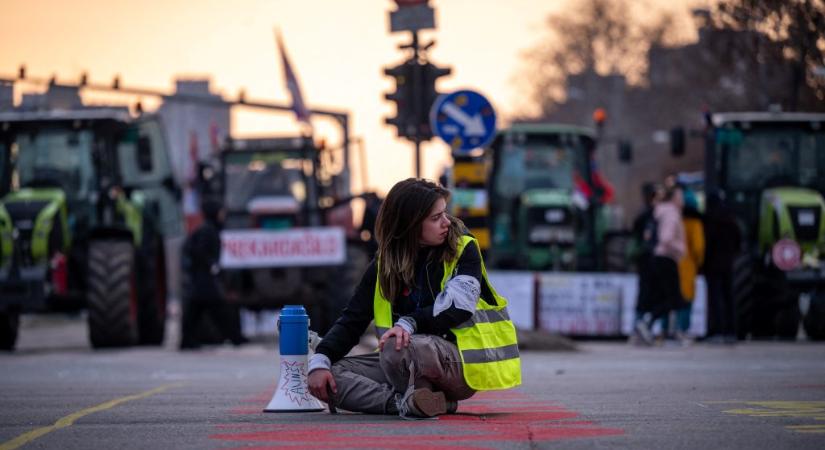 Az ügyvédek és a taxisok is csatlakoztak a kormány ellen tüntető tömegekhez Szerbiában