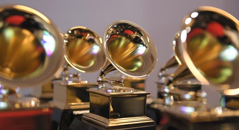 Nem marad el a Grammy-gála, míg Los Angeles egy része lángokban áll, a másikban sztárparádé kezdődik