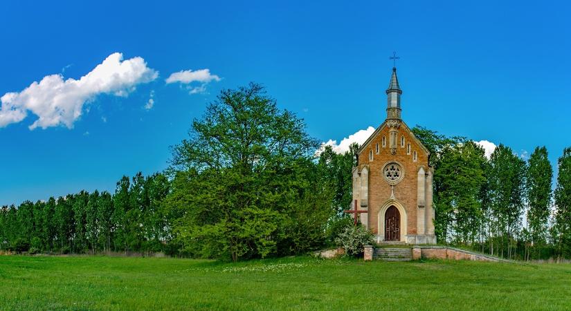 Idilli helyen, a Duna árterében épült fel a lórévi Zichy-kápolna