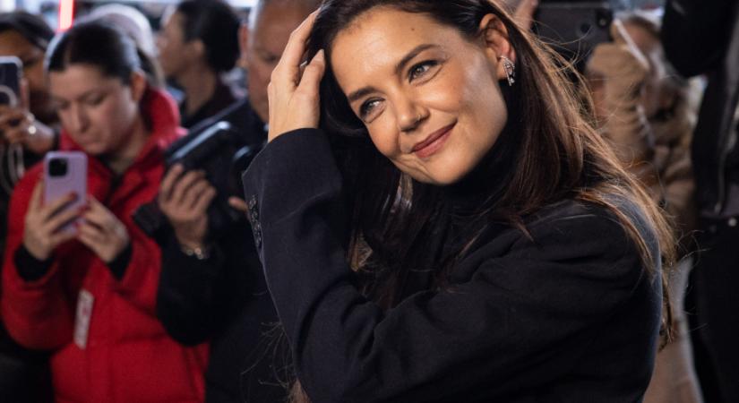 Íme Katie Holmes kabátszabálya, amivel mindig extra stílusosan néz ki