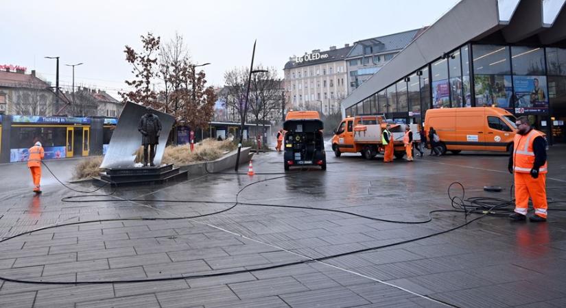 Alapos nagytakarítást tartottak a Széll Kálmán téren