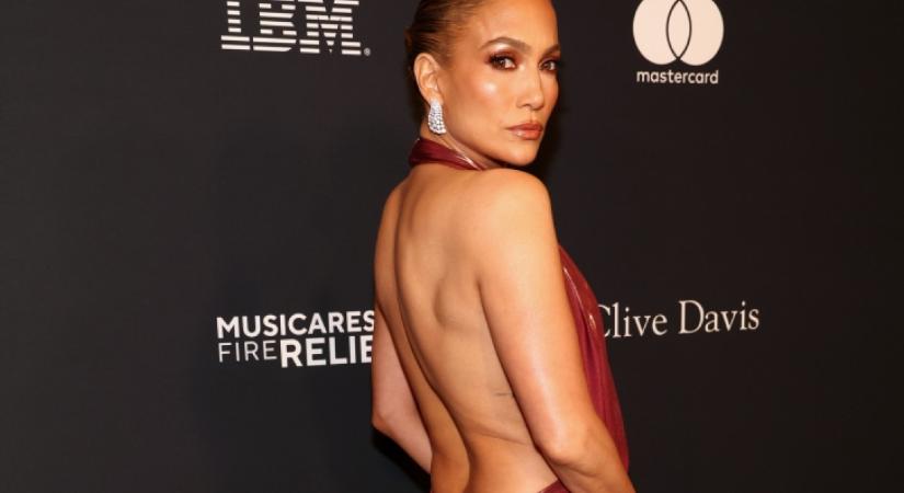 Jennifer Lopez köldökig kivágott ruhában mutatta meg fedetlen kebleit: szinte mindene kilátszott a merész darabból