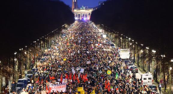 Kiakadtak a berliniek, tömegével mentek ki az utcára