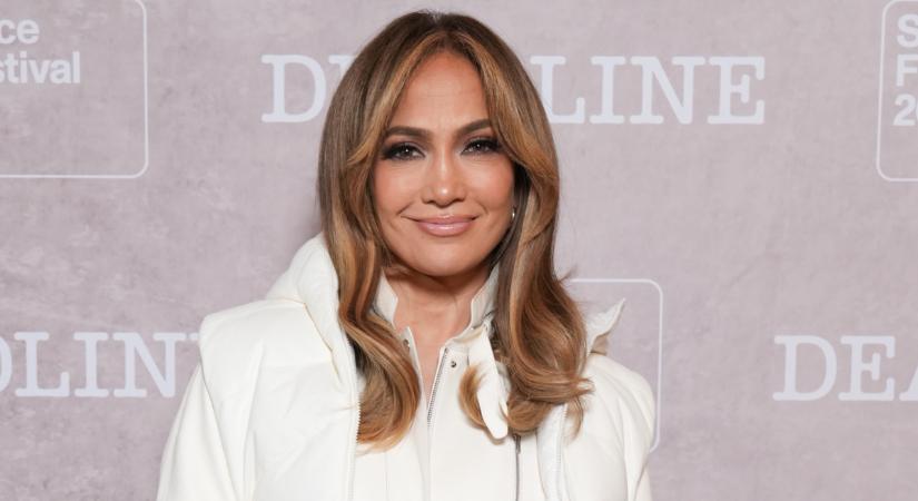 A hét szettje: Jennifer Lopez ilyen nőiesen viseli a ’70-es évek legcsinosabb darabját