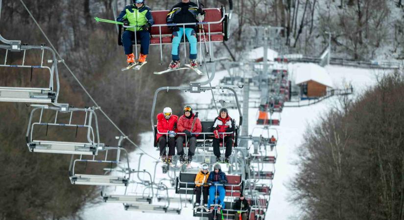 Milliárdos fejlesztés a Mátrában, újabb négyüléses felvonó épül a Síparkban