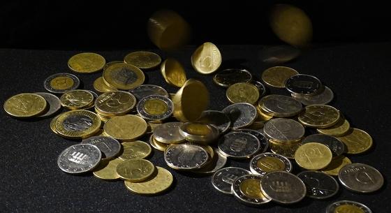 Körülnézett 400 felett a forint a dollárral szemben