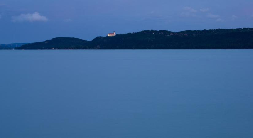 Elképesztő égi jelenség a Balaton fölött: mi lehetett ez a felrobbanó zöld fénycsóva?  VIDEÓ