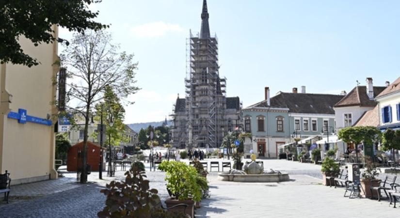 Nem kell közterülethasználati díjat fizetnie az egyháznak Kőszegen