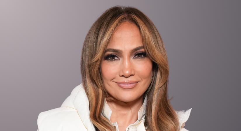 Jennifer Lopez minden idők legmélyebb dekoltázsában bulizott: valami elképesztően felszabadult időszakát éli az énekesnő