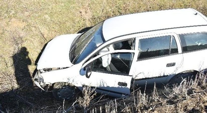 Nem sikerült bevennie egy balos kanyart, árokba hajtott egy fiatal sofőr Őcsénynél