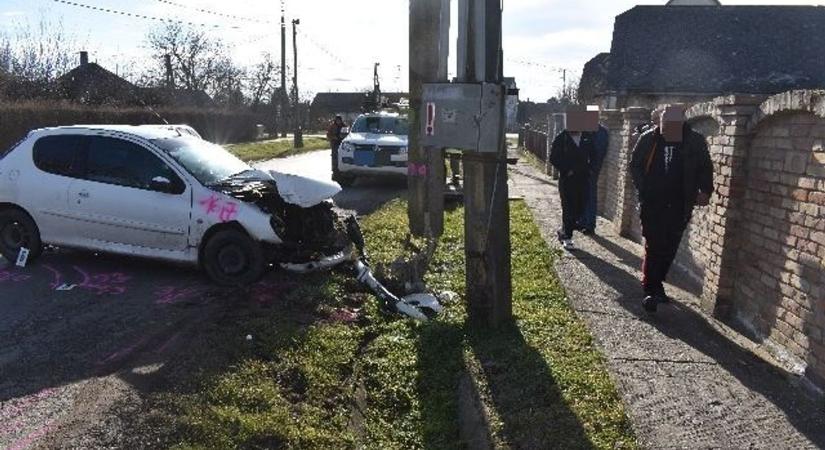 Jól elbánt a villanyoszloppal a száguldozó sofőr