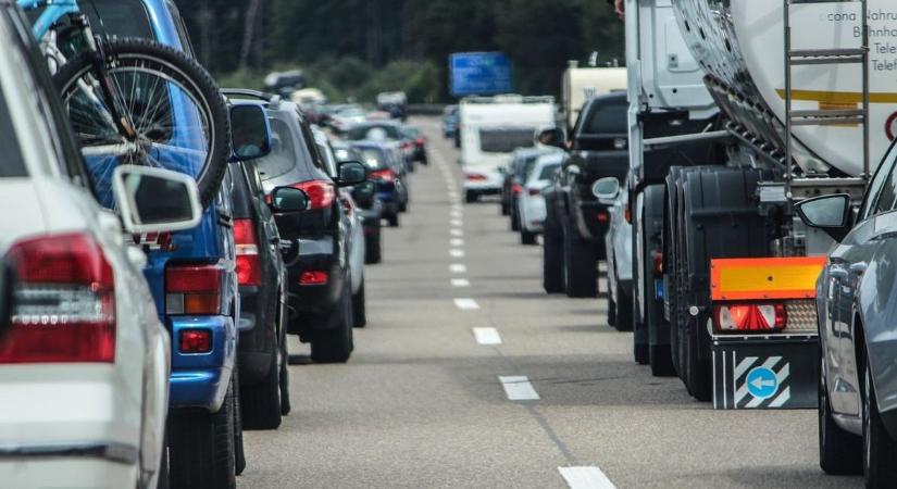 Teljes szélességében lezárták az utat Budapesten: nagy a baj