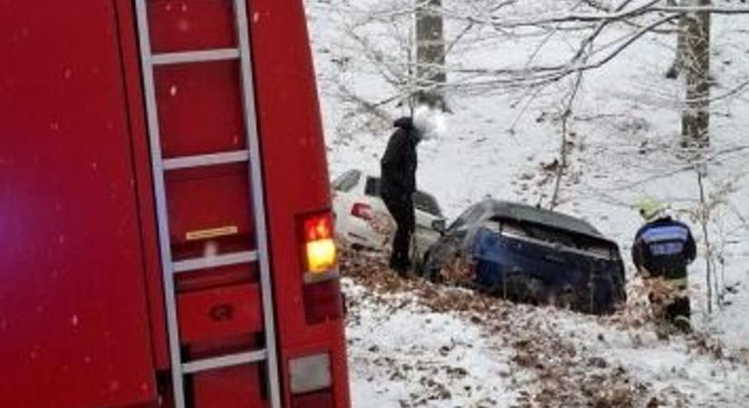 Az árok mélyén végezte két autó Mátraszentistvánnál – mutatjuk a fotókat!