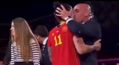 Lesittelik a spanyol elnököt egy csók miatt