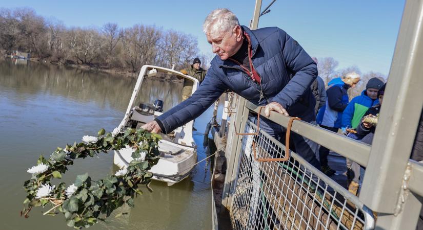 A ciánszennyezésre emlékeztek Tiszacsegén