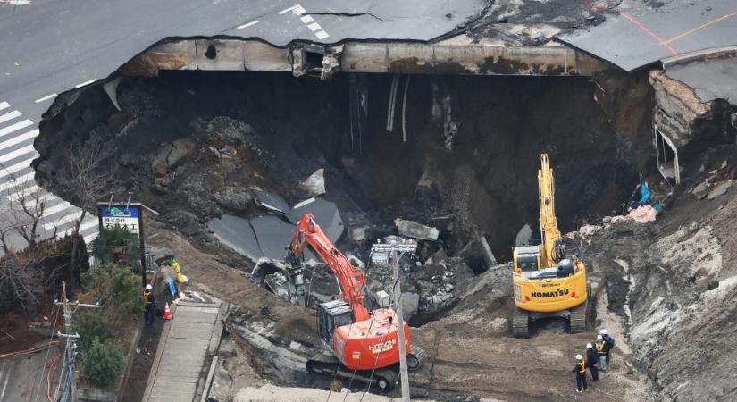 Lassan egy hete nem tudják kiszabadítani a föld alól azt a 74 éves sofőrt, akinek kráter nyílt a kamionja alatt Japánban