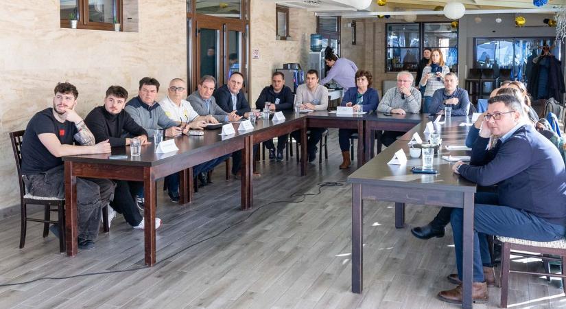 Vízimentők, rendőrök és strandüzemeltetők ültek egy asztalhoz a Balaton partján