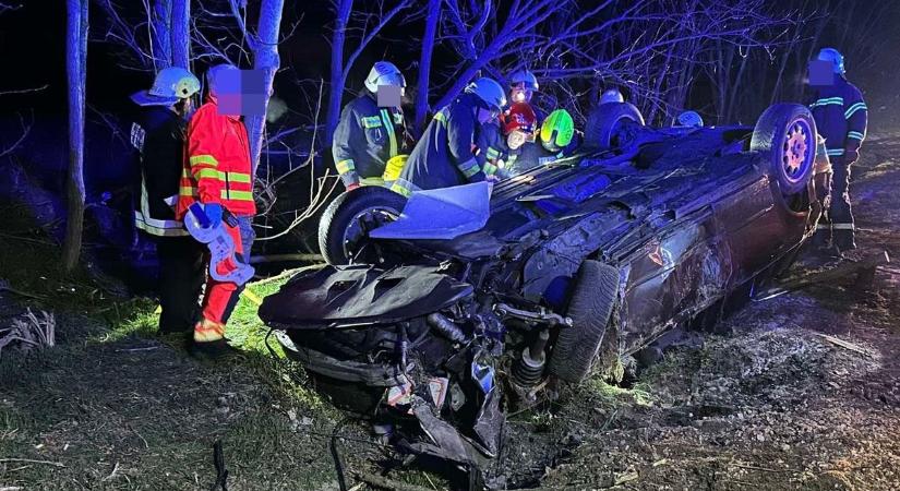 Fának ütközött és a tetejére borult egy autó a 832-es úton, Romándnál - fotók