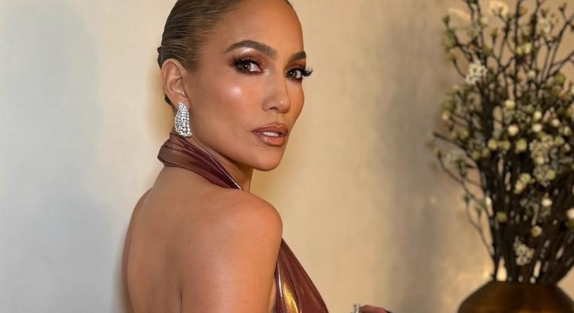 Jennifer Lopez csokoládécseresznye körmeit akarja most mindenki: ez lesz 2025 sztárja