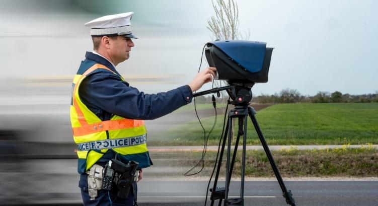 Civil rendőrautóval versenyzett a 200-zal száguldó ámokfutó