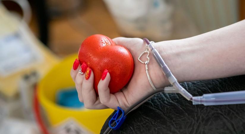 A tomboló járvány sem tartja vissza a hősöket