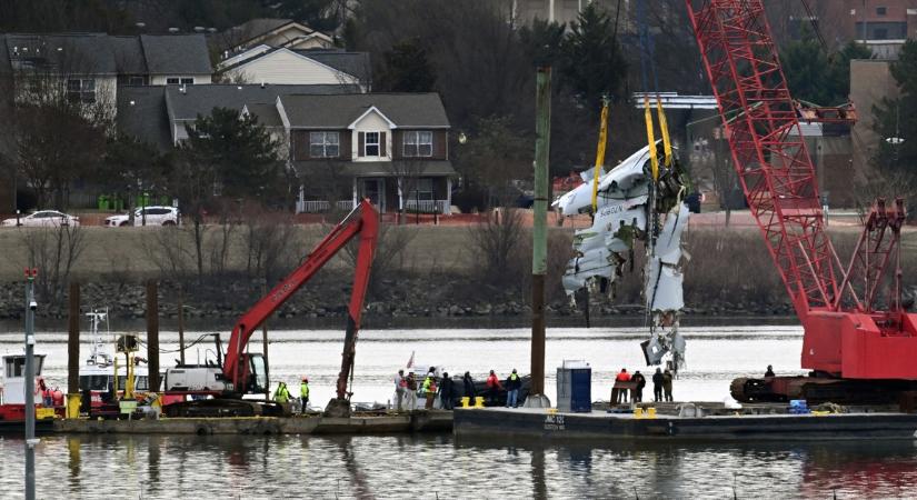 Kiemelték a washingtoni légikatasztrófa repülőjének roncsait a folyóból: ennyi maradt a helikopterrel ütközött gépből - fotók