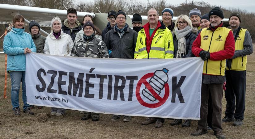 Most a repülőtér környékét tisztították meg a helyi környezetvédők