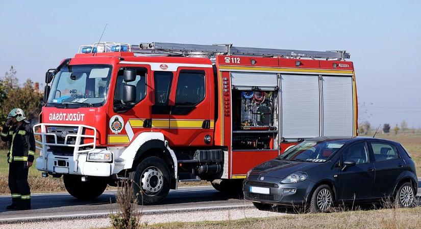 Két autó ütközött Besenyőtelken, lezárták az utat