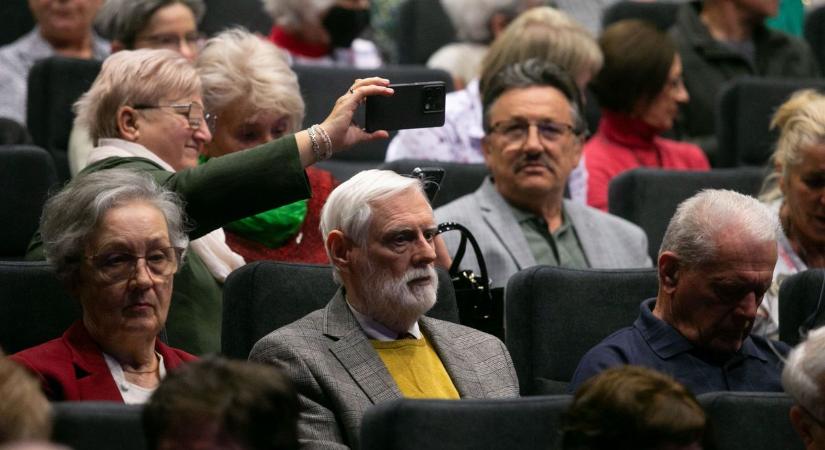 Hatalmas tömeg volt kíváncsi az amatőr művészek bemutatójára – galériával, videóval