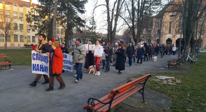 Tiltakozó sétát tartottak Magyarkanizsán