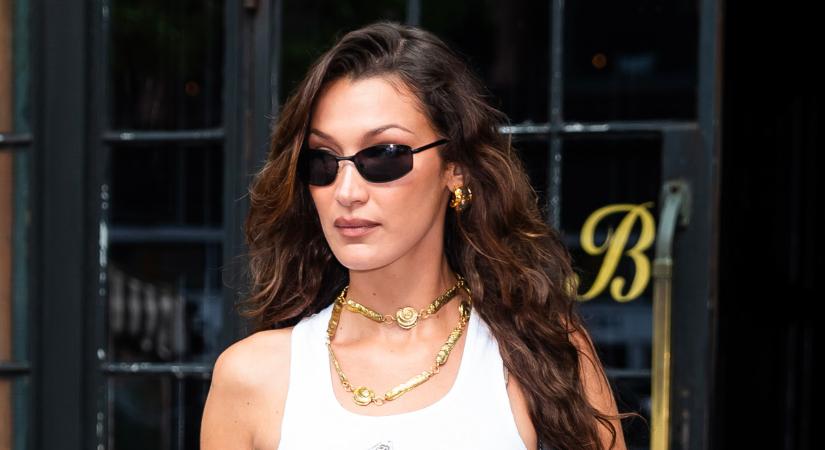 Ez a farmer megint divatos lesz tavasszal: Bella Hadid a 2000-es évek stílusában lubickol