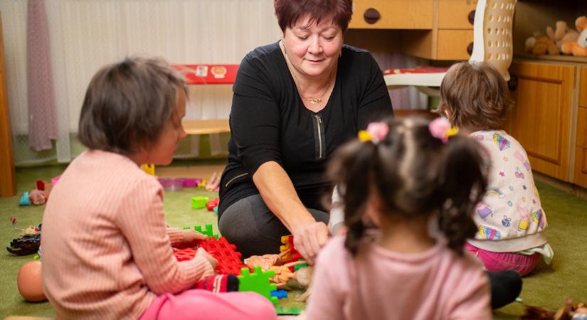 Nevelőszülők a büszkeségfalon