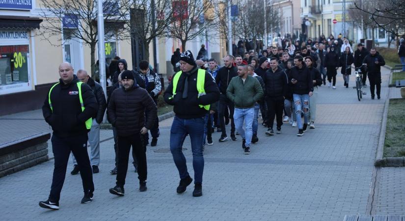 „Nem hagyhatjuk, hogy rettegjenek a gyerekek” – tömegek demonstráltak a megalázott Márkért Kisvárdán – fotókkal, videókkal