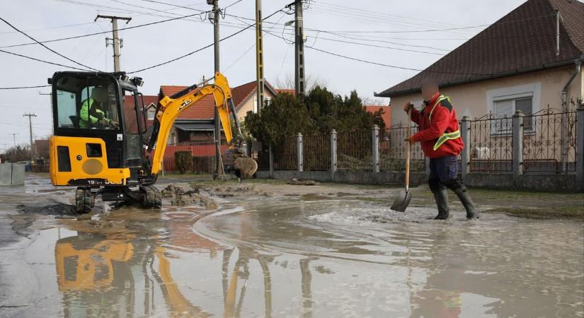 Óriási csőtörés Debrecenben, vízben úszik a forgalmas utca! – fotókkal