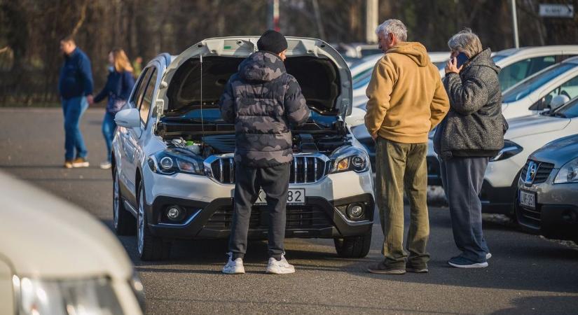 Használt autóra, kölcsönök kiváltására költik sokan a munkáshitelt