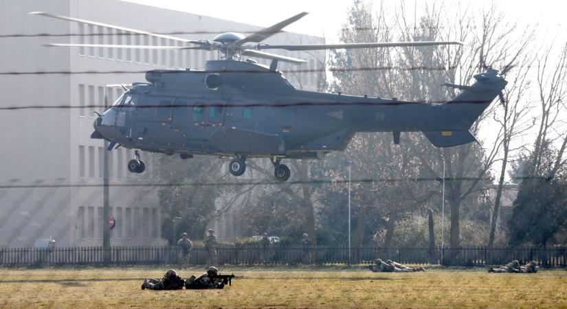 Katonai helikopterek jelentek meg Kaposvár fölött