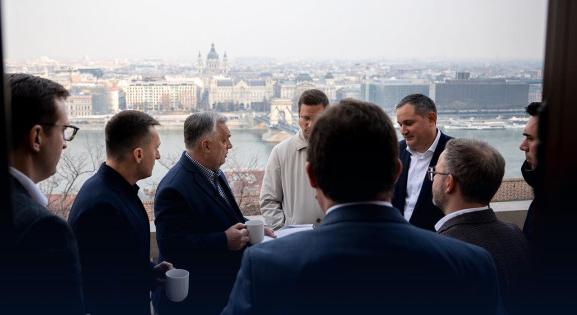 Orbán Viktor és Rogán Antal is Gulyás Gergelyt nézi – már megint készül valami a Karmelitában