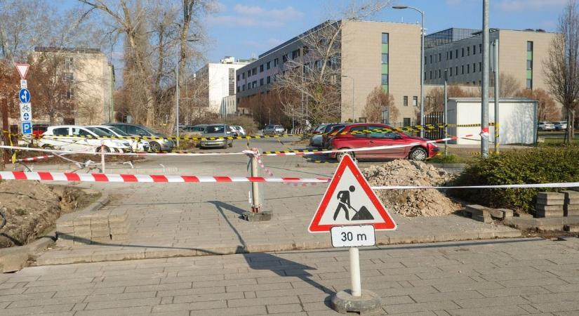 Lezárták az ingyenes klinikai parkoló felét, súlyos gyanú látszik beigazolódni