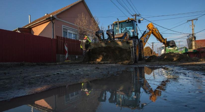 Így állnak a munkálatok a víz alá került debreceni utcában – fotókkal, videókkal